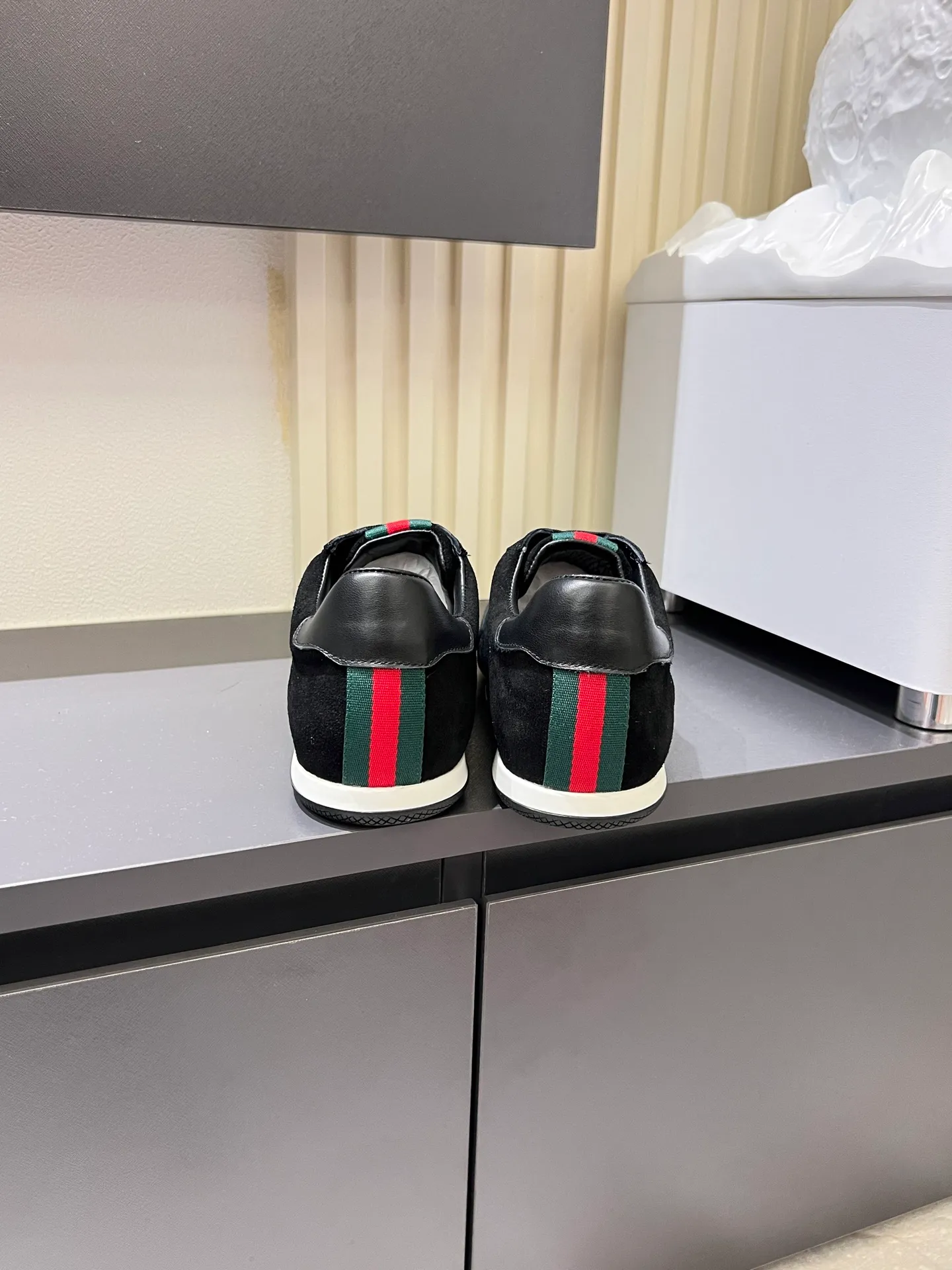 Men's shoes 💰p400 Gucci Shift series sports shoes, featuring lightweight thin sole design, suede + canvas + technical fabric splicing, perfect texture! The tongue and heel have red and green webbing, which is highly recognizable✨. The classic brown + off-white color scheme is retro and modern. The shell-toe shoe shape makes the feet smaller. It is perfect for daily wear or skirts and trousers. The upper fabric + elastic heel is easy to put on and take off, and the wrapping feeling is comfortable. It can be used for commuting and leisure. It has become one of Demna Gvasalia’s hottest items after taking over🔥. size: 38-45!